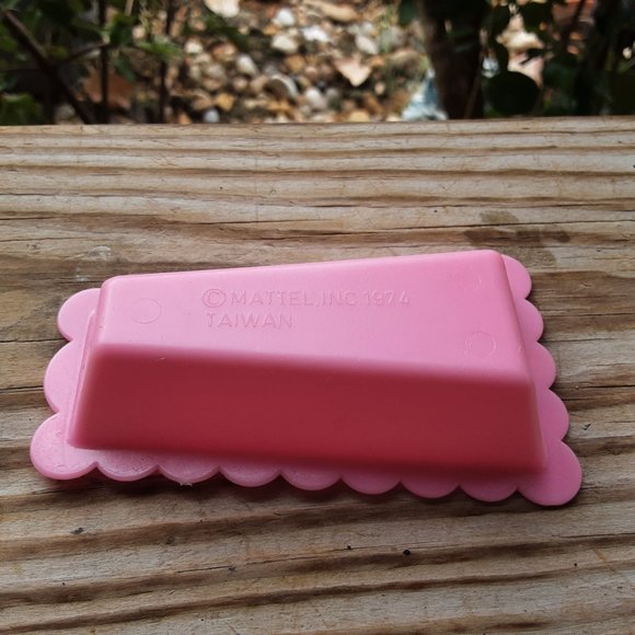 Vintage 1970s Barbie Pink Cradle with Accessories - Picture 5 of 7